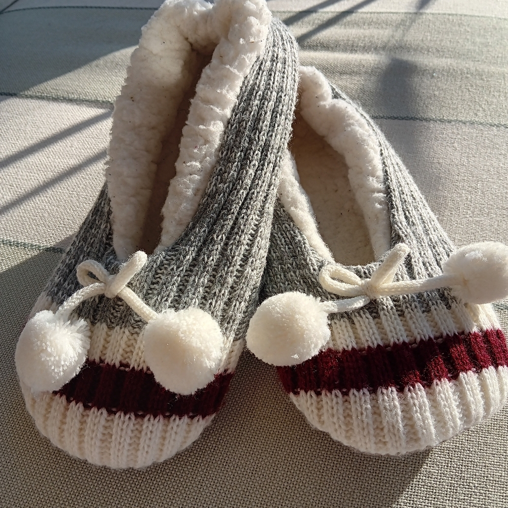 BENTLEY LEATHER INC~Knitted Slippers M/L